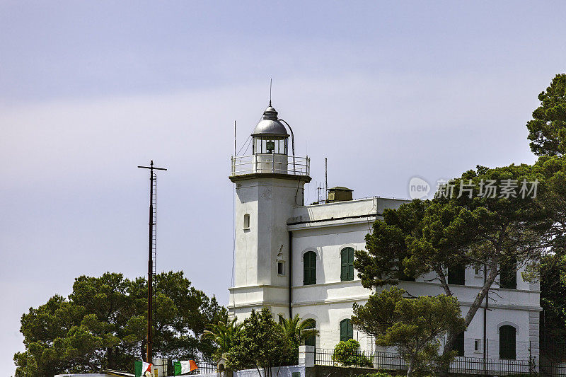 波托菲诺灯塔(Portofino Lighthouse)建于1917年，可以俯瞰蒂古里奥湾(Gulf of Tigullio)，灯塔完全自动化，由太阳能发电，只有徒步旅行才能到达，但在那里有一个户外鸡尾酒吧，可以欣赏到海景。